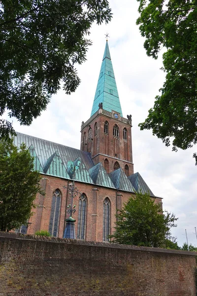 德国北莱茵 威斯特法伦海因斯堡教区圣甘戈夫教堂 铜制教堂塔尖 建筑遗产纪念碑 — 图库照片