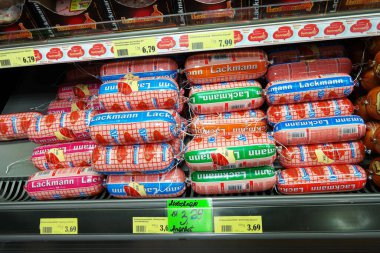 ALMANY - AĞUSTOS 2016: Lackmann bir dükkanda Rus sosisi markası. Almanya 'da bir Polonya gıda deposunda tipik Doğu Avrupa yemekleri.