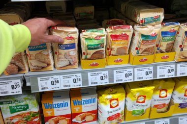 ALMANLIK - Ekim 2017: GERMANY - Ekim 2017: Kuchenmeister marka çeşitleri bir Alman REWE süpermarketinde karıştırılıyor.