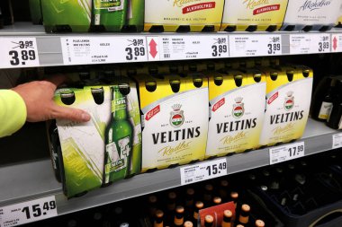 ALMANY - Ekim 2017: 6 paket Veltins marka Radler birası bir REWE süpermarketinde. Brauerei Veltins, Meschede-Grevenstein şehrinde bir bira fabrikasıdır.. 