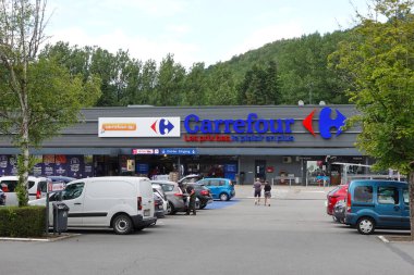 MALMEDY, BELGIUM - MAYIS 2015: bir Carrefour hipermarketine giriş ve otopark. Carrefour çok uluslu bir Fransız perakendecisi ve dünyanın en büyük hipermarket zincirlerinden biri..