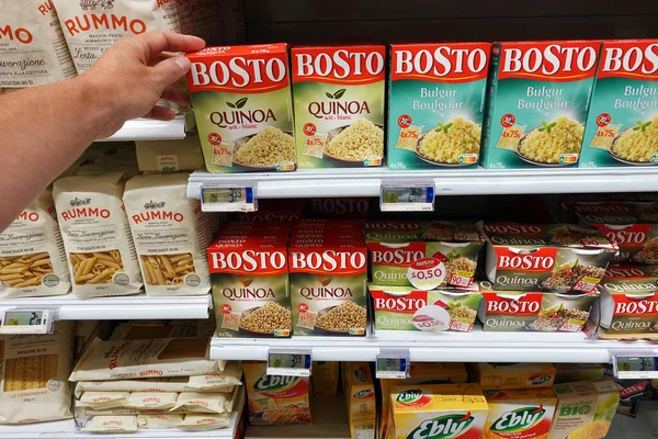 Wallonia Belgio Luglio 2021 Corridoio Con Assortimento Imballaggi Quinoa Marchio — Foto Stock