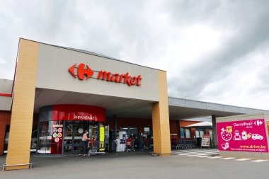 AUBEL, BELGIUM - HAZİRAN 2021: Carrefour Drive servisiyle bir Carrefour süpermarketinin vitrini.