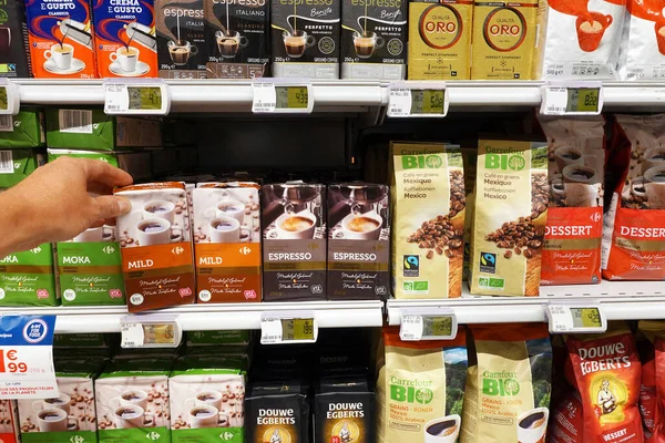 Wallonia Belgium 2021年7月 カルフールのスーパーマーケットでのハウスブランドのコーヒー包装の品揃えでアイセル — ストック写真