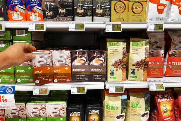 Wallonia Belgien Juli 2021 Aisle Mit Einem Sortiment Gemahlener Kaffeepackungen — Stockfoto