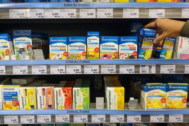 GERMANY - SEPTEMBER 2021: Reçetesiz (OTC) ilaçlar, Marktkauf hipermarketinde reçetesiz satılan tüketicilere doğrudan satılan ilaçlardır.
