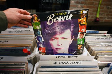 The NETHERLANDS - Aralık 2025: LP albümü: David Bowie - The Best of Bowie, İngiliz pop / rock şarkıcısı, müzisyen, söz yazarı ve aktör 1980 yılında bir koleksiyon fuarında satışa sunuldu.