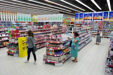 Bir hipermarket eczane bölümü