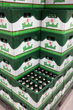 Yığın Grolsch bira kasaları