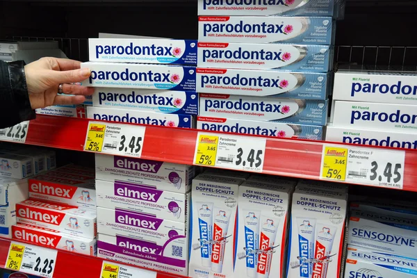 Selecting Toothpaste in Supermarket — Stock Photo, Image