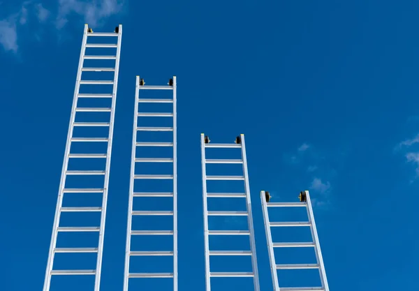 Ladders op blauwe hemel — Stockfoto