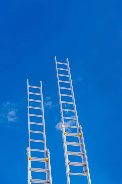 Leitern am blauen Himmel — Stockfoto