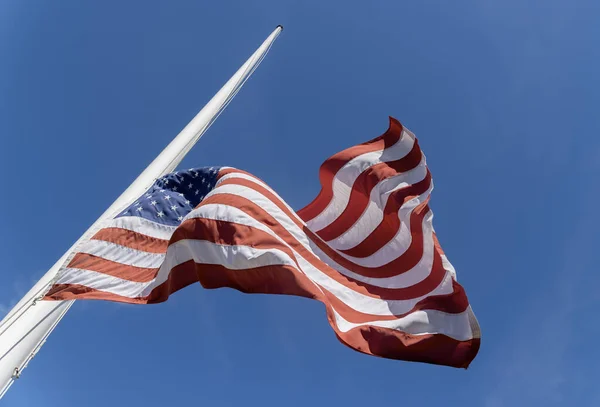 Rüzgarda Amerikan Bayrağı — Stok fotoğraf