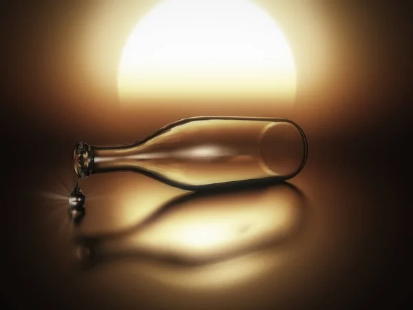 落日背景下的空玻璃瓶的最后一滴水 — 图库照片