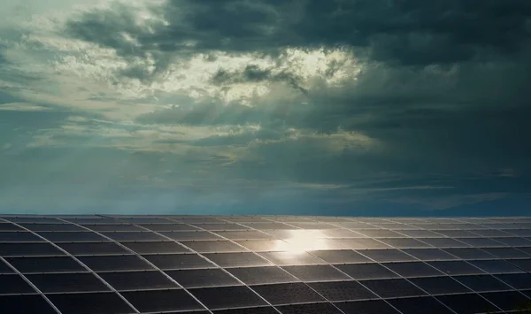 Solární Panely Pod Zataženou Bouřlivou Oblohou — Stock fotografie