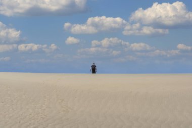 Ölüm Vadisi çölünde kumulda yürüyorum