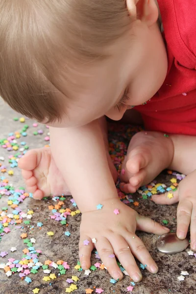 Baby beim Backen — Stockfoto