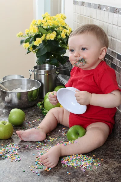 Baby beim Backen — Stockfoto