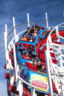 İnsanlar üzerinde dev Kepçe roller coaster, Santa Cruz, California