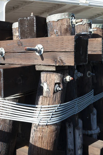 The hawser on the wooden post — Stock Photo, Image