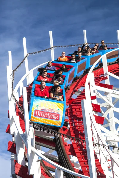 Personnes sur les montagnes russes Giant Dipper, Santa Cruz, Californie — Photo