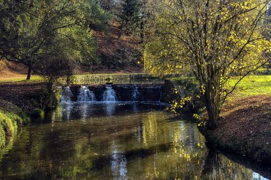 Park kayalar üzerinde nehir geçiyor