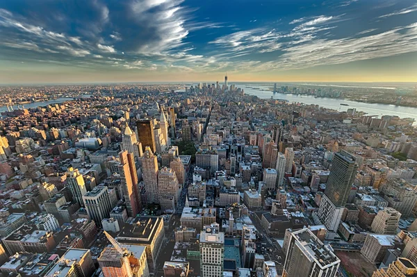 Der new york city manhattan mit freiheitsturm und neuem trikot — Stockfoto