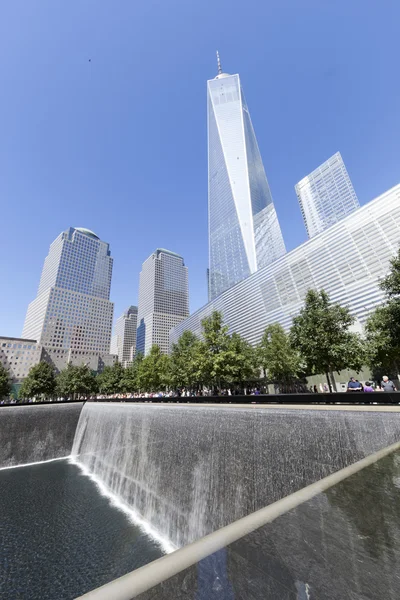 NOVA CIDADE DA IORQUE, EUA - SEPT. 27: Memorial do 11 de setembro de NYC visto — Fotografia de Stock