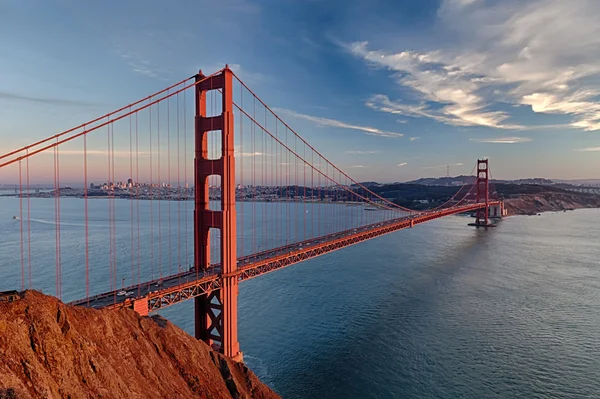 Most Golden Gate Bridge v San Fracisco městě — Stock fotografie