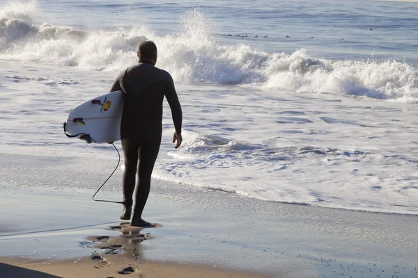 Sportowiec surfing na plaży w Santa Cruz w Kalifornii — Zdjęcie stockowe