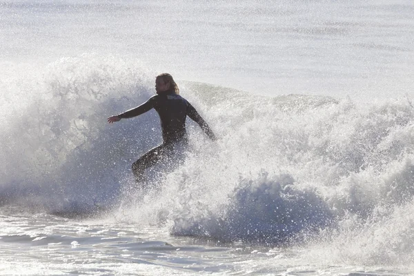 Sportowiec surfing na plaży w Santa Cruz w Kalifornii — Zdjęcie stockowe