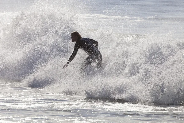 Sportler surft am Santa Cruz Strand in Kalifornien — Stockfoto