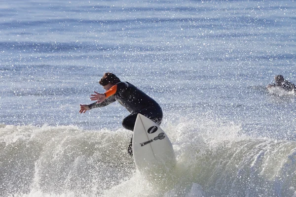 Surf d'athlète sur la plage de Santa Cruz en Californie — Photo