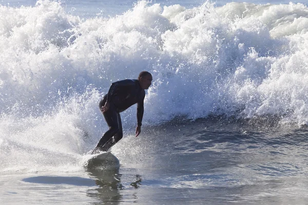 Sportler surft am Santa Cruz Strand in Kalifornien — Stockfoto