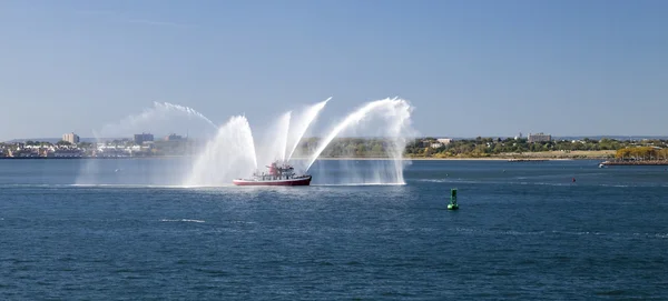 Лодка пожарной охраны Нью-Йорка в реке Гудзон — стоковое фото