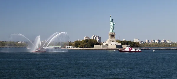 Corpo de Bombeiros de Nova York Barco e Estátua da Liberdade — Fotografia de Stock