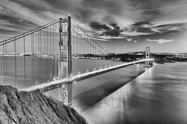 Golden Gate-bron i San Fracisco City svartvita — Stockfoto