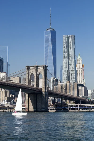 El New York Downtown w Puente de Brooklyn — Foto de Stock