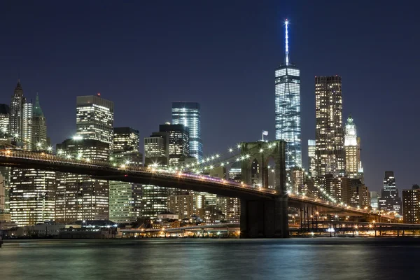 El horizonte de la ciudad de Nueva York w Puente de Brooklyn — Foto de Stock