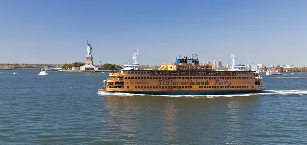 New York, ABD, Staten Adası feribot ve Özgürlük heykeli — Stok fotoğraf