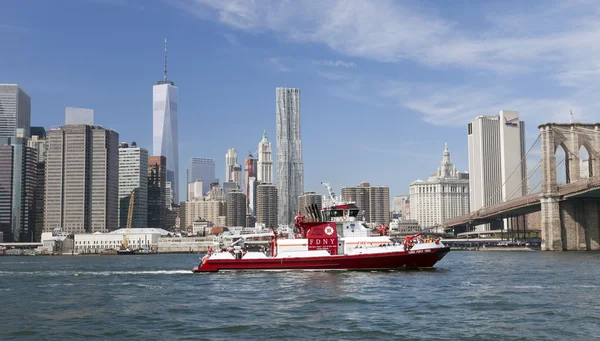 New york, usa - das feuerwehrboot no.343 auf dem east river — Stockfoto