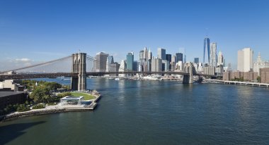 Brooklyn park ve New York şehir merkezinde w Brooklyn Köprüsü