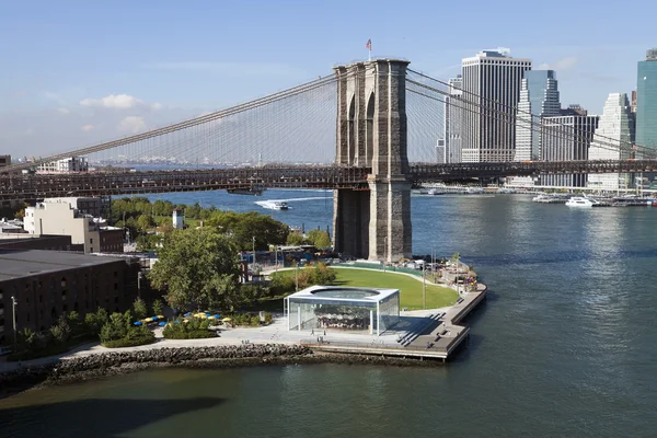 O New York Downtown w Brooklyn Bridge e Brooklyn park — Fotografia de Stock