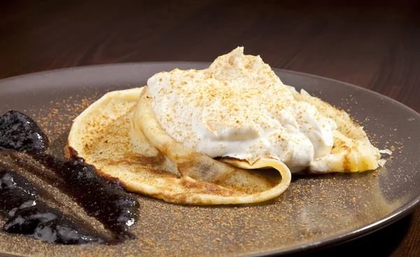 Pancake alla crespella con panna montata — Foto Stock