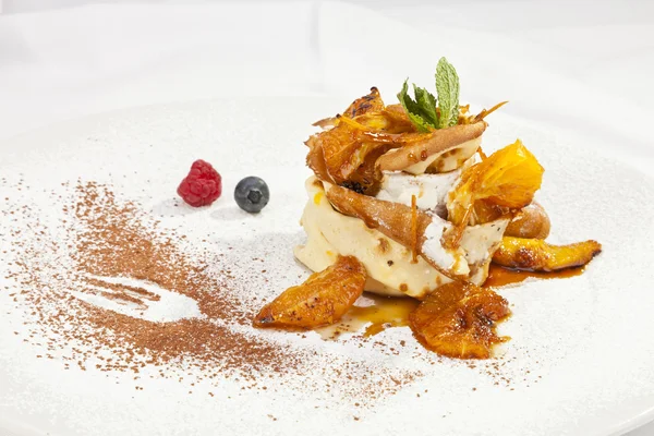 Panqueca crepe com chantilly e frutas — Fotografia de Stock