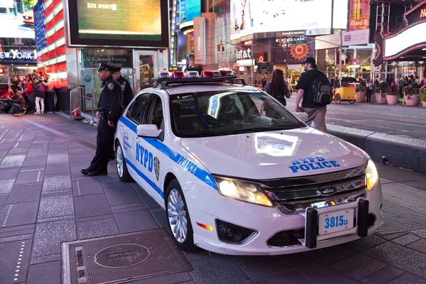 New York, policejní auto a policisté v Times Square — Stock fotografie