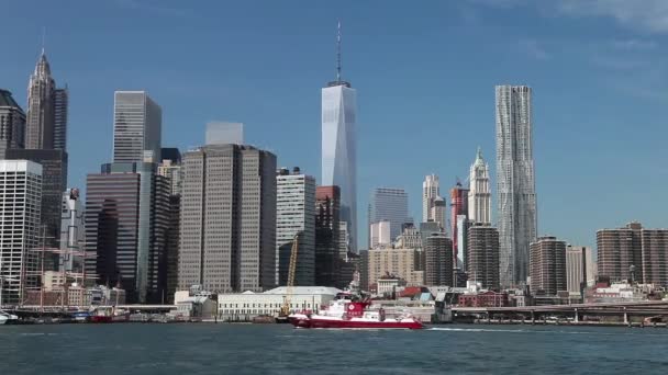 New York, USA - The fire boat No.343 on East River — Stock Video