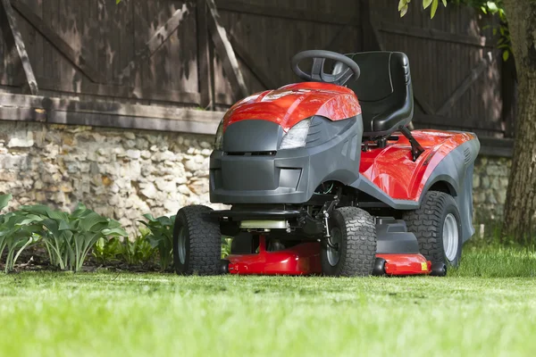 Kleiner Traktor zum Rasenmähen — Stockfoto