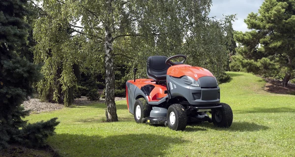 Liten traktor för klippa gräsmatta — Stockfoto