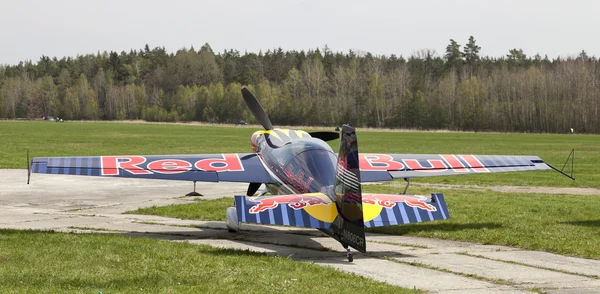 Peter Besenyei z Maďarska na Airshow "den ve vzduchu" — Stock fotografie